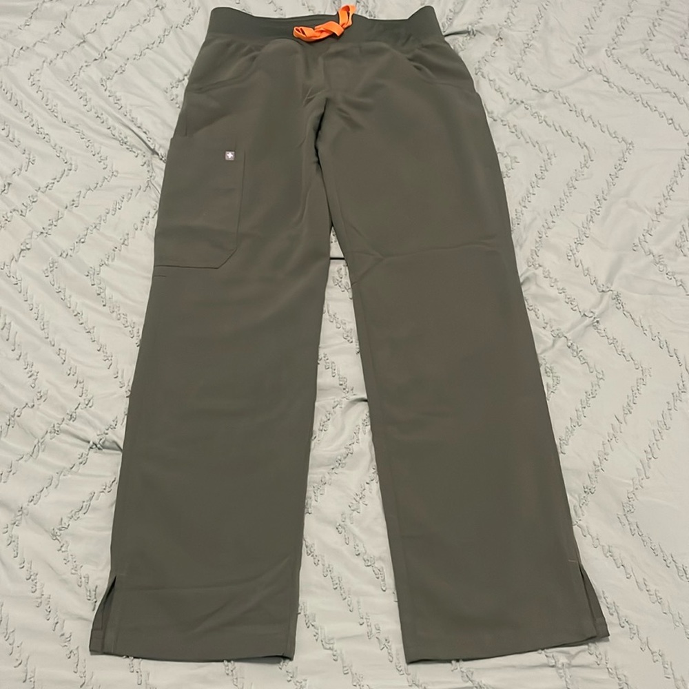 FIGS Kade cargo scrub pants in XS petite color Sea Moss